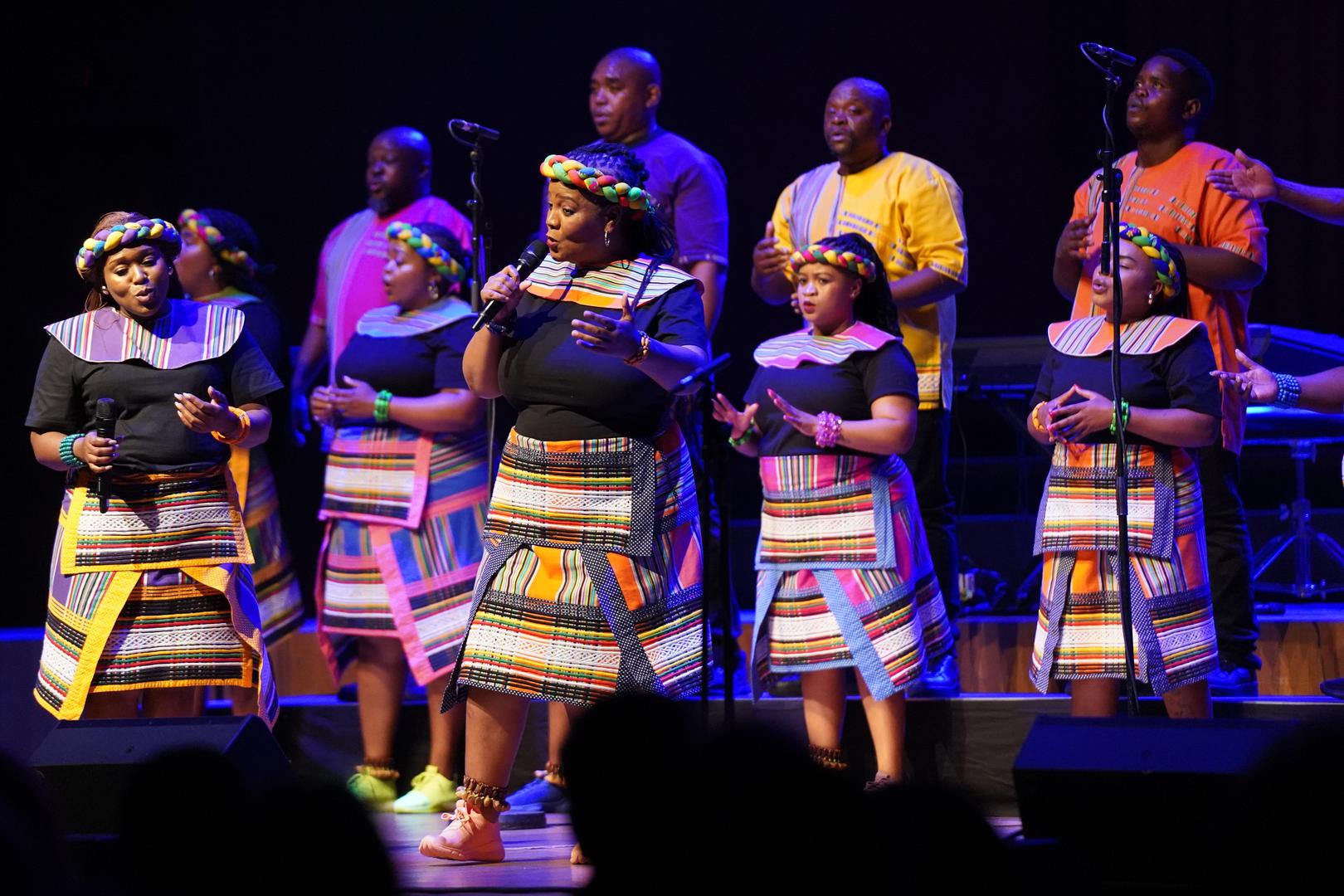 Trostruki dobitnici Grammyja, Soweto Gospel Choir, sinoć su održali koncert u KD Lisinski i još jednom pokazali zašto su na svjetskom glasu. Soweto Gospel Choir, jedan od najpoznatijih zborova na svijetu, sinoć je nastupio u Koncertnoj dvorani Vatroslava Lisinskog. 