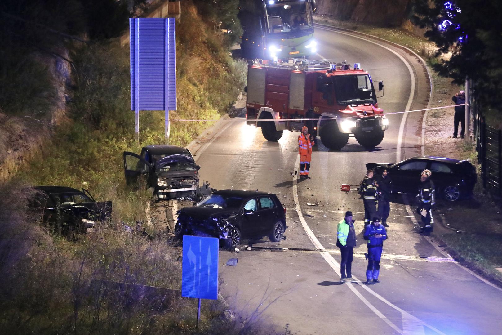 Tri osobe su zatražile liječničku pomoć i prevezene su u bolnicu. U tijeku je očevid.