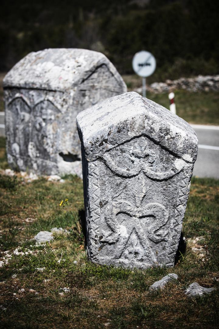 16.04.2020., Cista Provo - Arheoloski lokalitet Crljivica u kojem se nalazi najveca i najznacajnija skupina stecaka u Hrvatskoj, uglavnom iz 14. i 15. stoljeca.Stecci su ukraseni raznim prizorima lova, kola, dvoboja, biljnim motivima, krizevima i sl., a na nekima su pronadeni i natpisi na bosancici.
Photo: Milan Sabic/PIXSELL