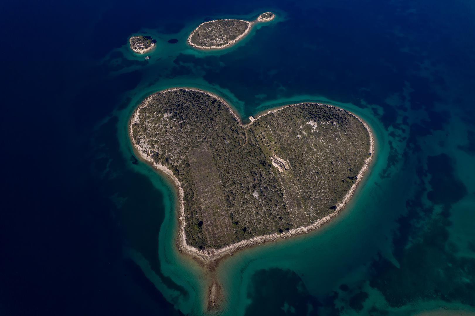 31.01.2023., Otocic Galesnjak, mnogima je znan i kao Otok zaljubljenih. Zbog svog specificnog oblika srca postao je prepoznatljiv otocic nase obale diljem svijeta. Rijec je  nenaseljenom otocicu smjestenom u Pasmanskom kanalu, a moguce ga je posjetiti barkom ili brodom. Photo: Dino Stanin/PIXSELL