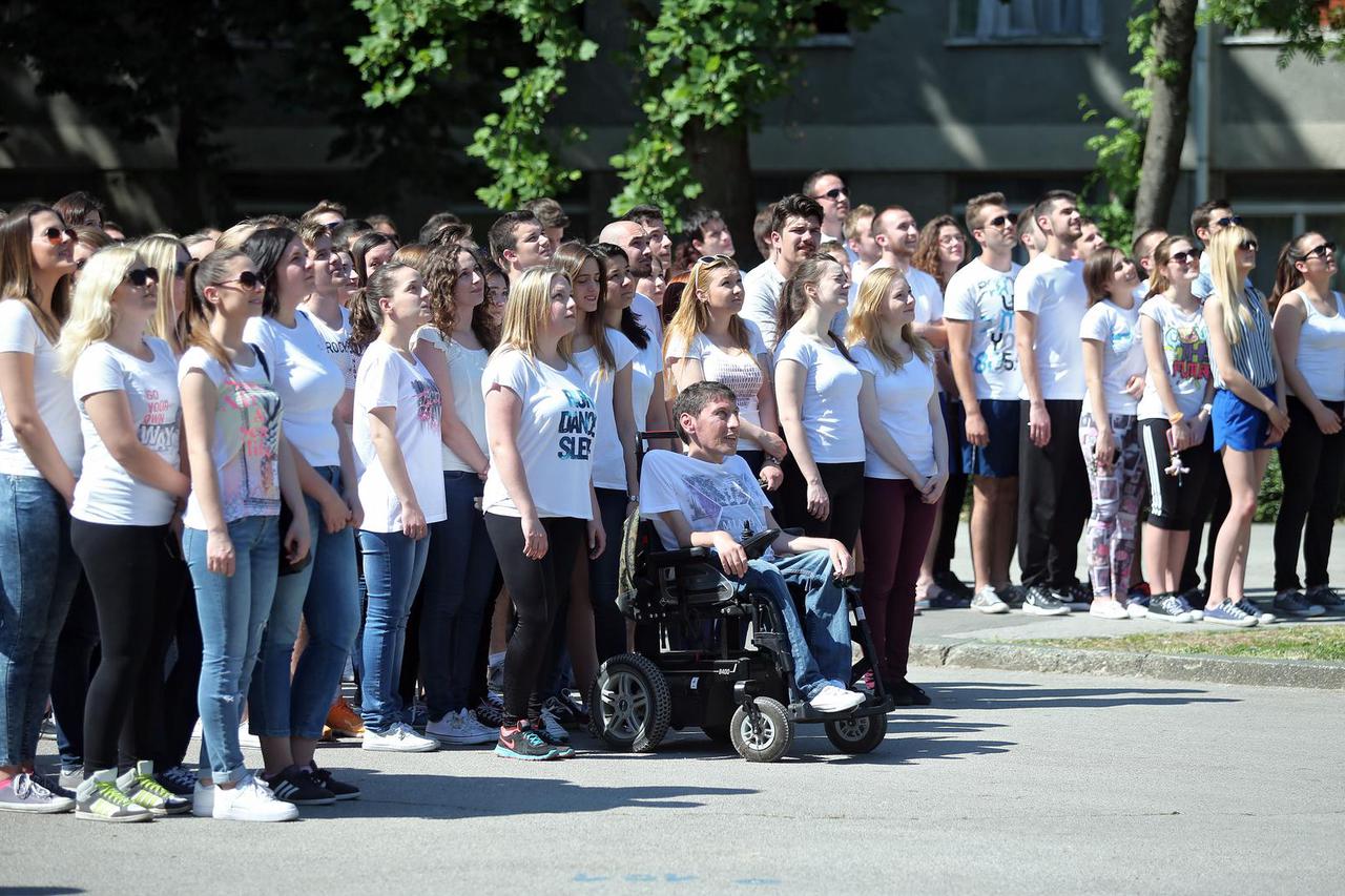 Zagreb: Studenti svojim tijelima ispisali Sava i snimili milenijsku fotografiju prije obnove doma 