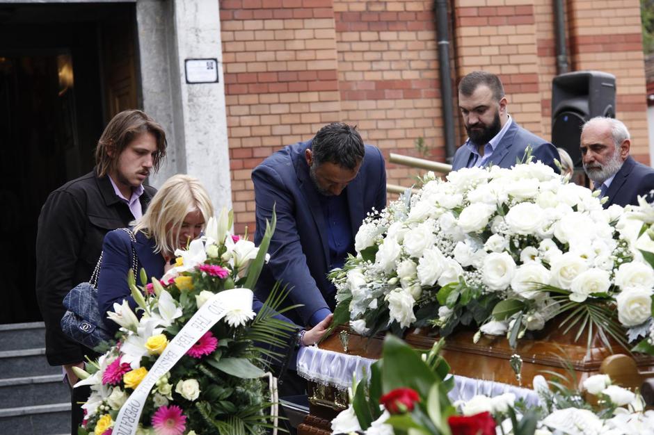 Dusan Duda Ivkovic, the legendary basketball coach, was buried in the family tomb at the New Cemetery.

Dusan Duda Ivkovic, legendarni kosarkaski trener, sahranjen je u porodicnoj grobnici na Novom groblju.