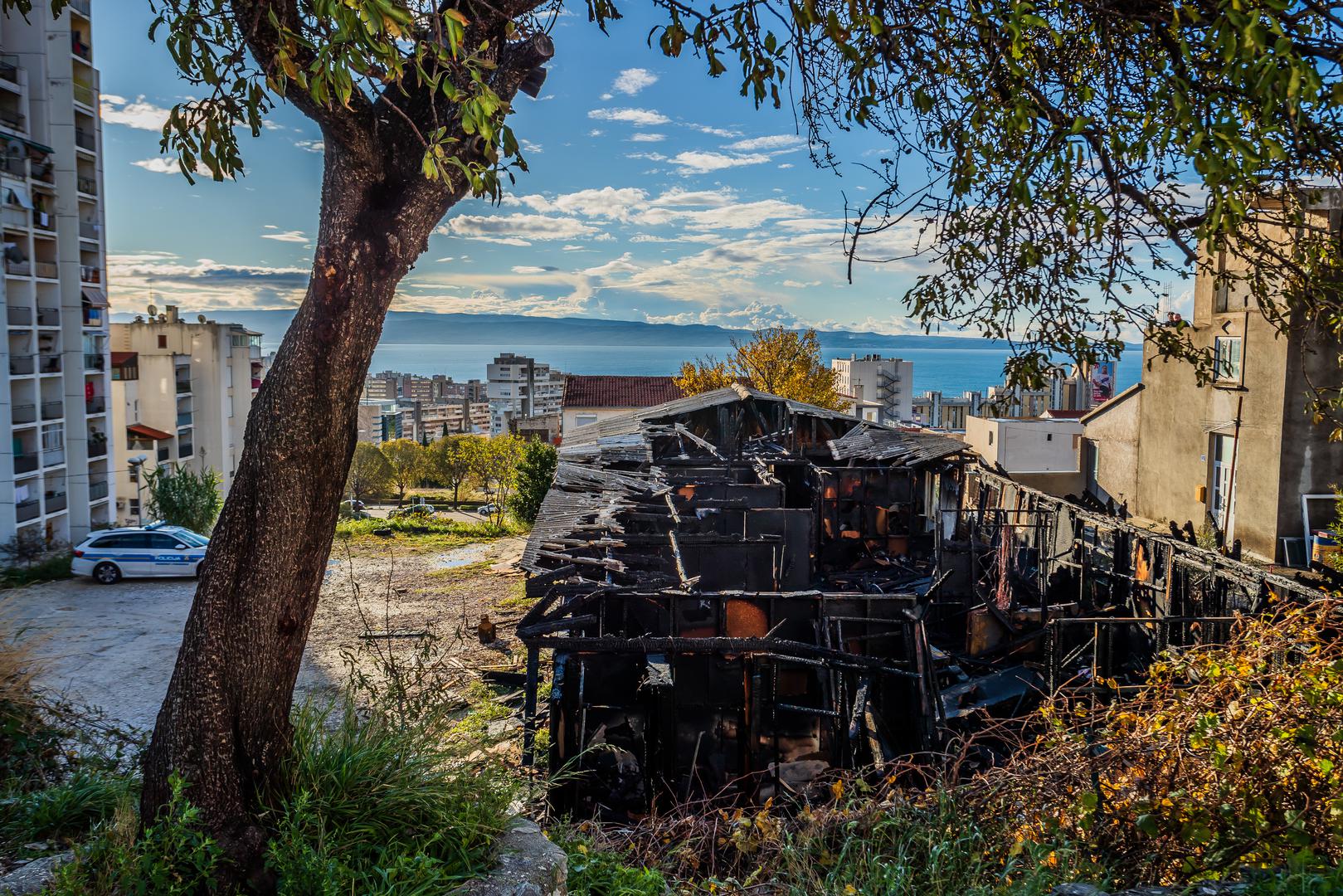 06.12.2023., Split - Pozar drvenog objekta na Sucidru. Jutro nakon pozara koji je progutao drvenu baraku. Photo: Zvonimir Barisin/PIXSELL