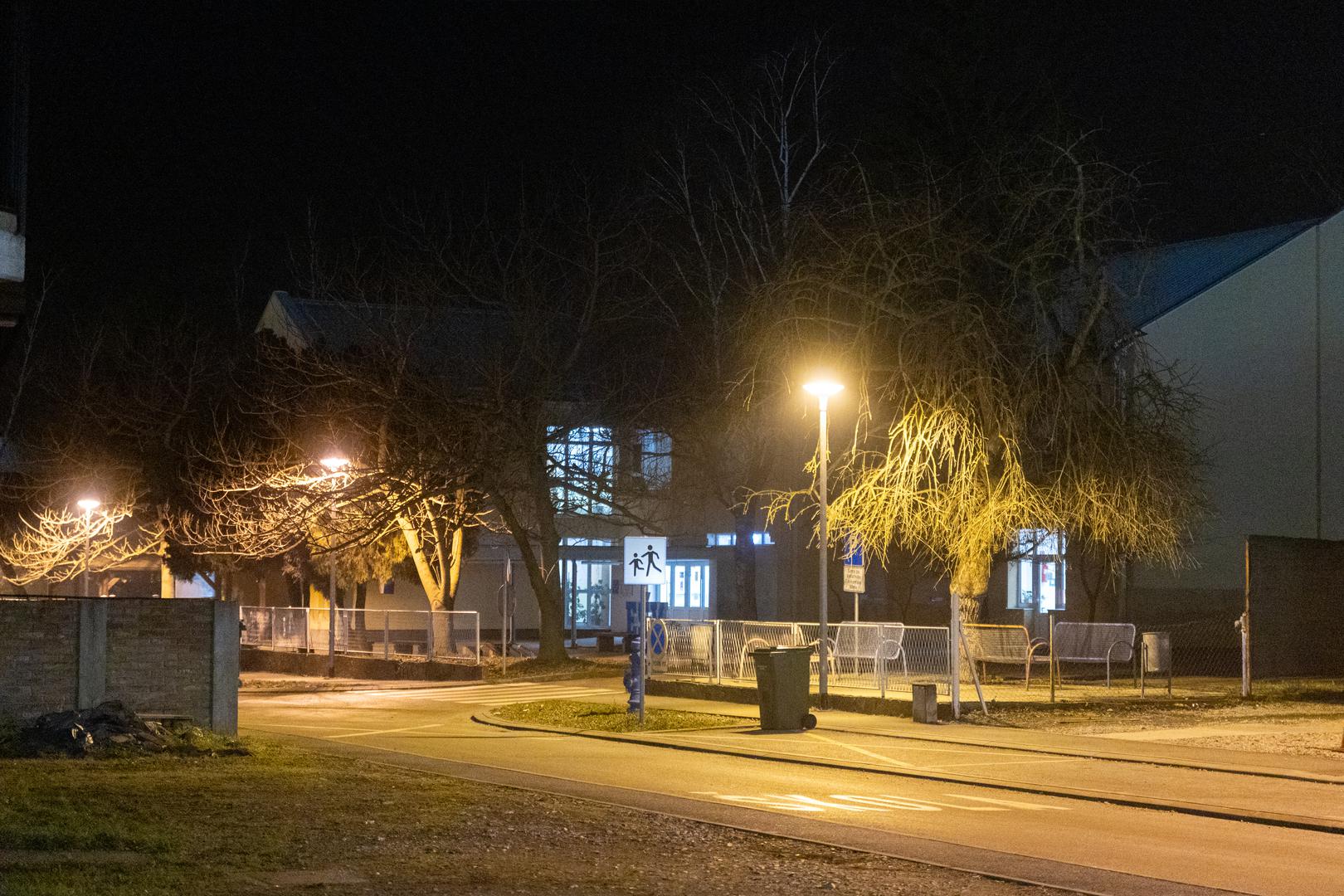 21.01.2024., Vukovar -  Policija je zatvorila ulicu Stjepana Filipovića u kojoj se nalazi Ekonomska skola, ispred koje je dojavljeno da se nalazio eksplozivni uredaj, policijski ocevid je u tijeku Photo: Borna Jaksic/PIXSELL