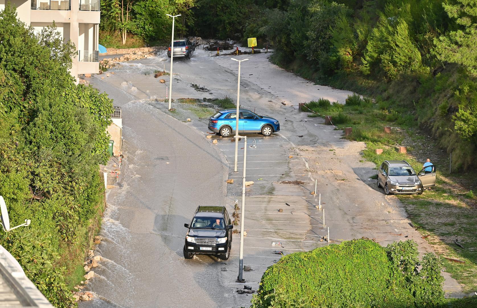 05.10.2024., Podgora - Jako nevrijeme gdje je palo do 140 litara kise po cetvornom metru strovilo je bujice na ulicama Podgore. Photo: Matko Begovic/PIXSELL