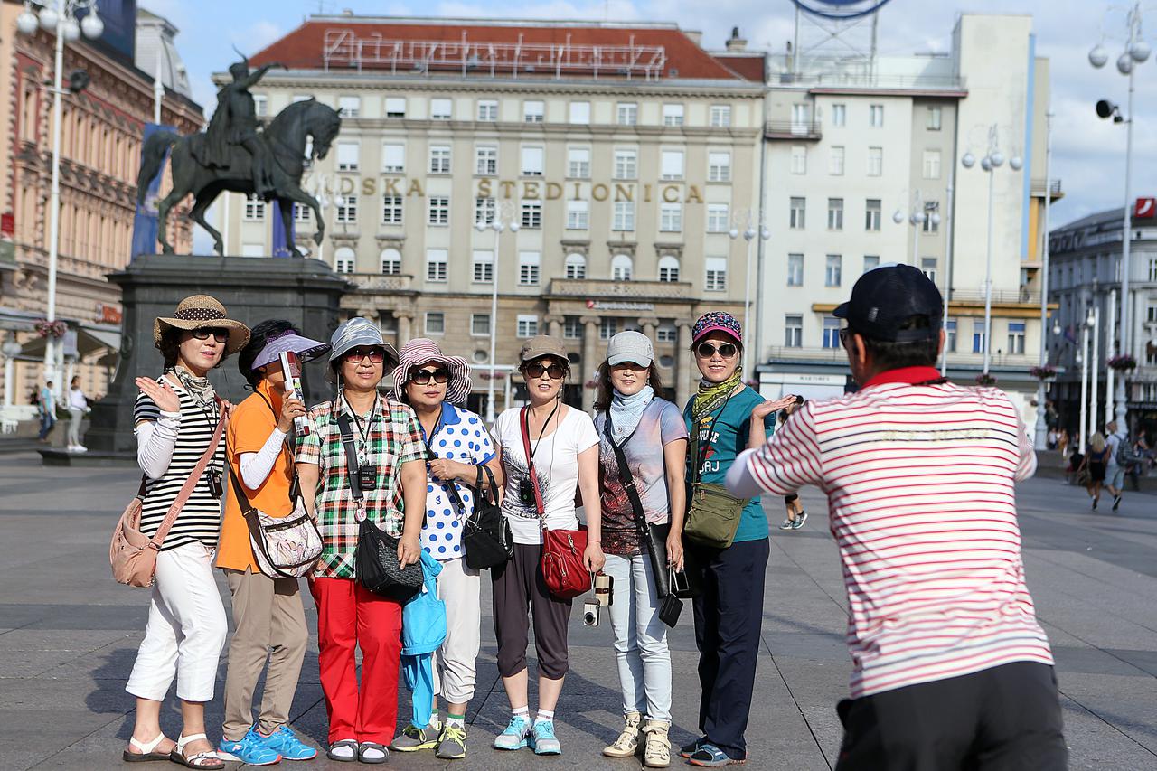 12.08.2014., Zagreb - Grad Zagreb postao je nezaobilazno turisticko mjesto te ga svake godine posjecuje sve vise i vise turista pa se tako ovih dana u centru grada sve manje cuje hrvatski jezik, a sve vise strani jezici.   Photo: Goran Stanzl/PIXSELL