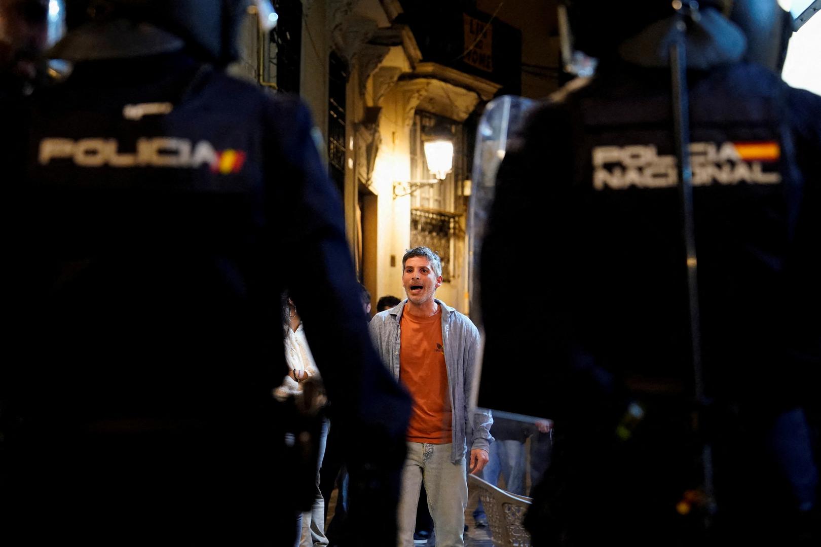 A demonstraror faces police officers as people protest against the management of the emergency response to the deadly floods in eastern Spain, in Valencia, Spain, November 9, 2024. REUTERS/Ana Beltran REFILE - CORRECTING FROM "CIVIL GROUPS AND UNIONS" TO "PEOPLE". Photo: ANA BELTRAN/REUTERS