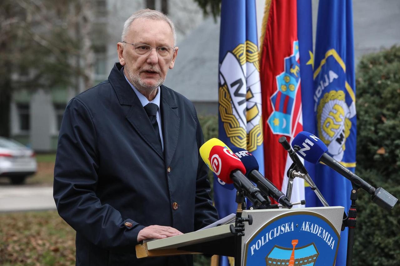 Zagreb: Davor Božinović nazočio primopredaji novih specijalnih policijskih vozila za prijevoz službenih pasa