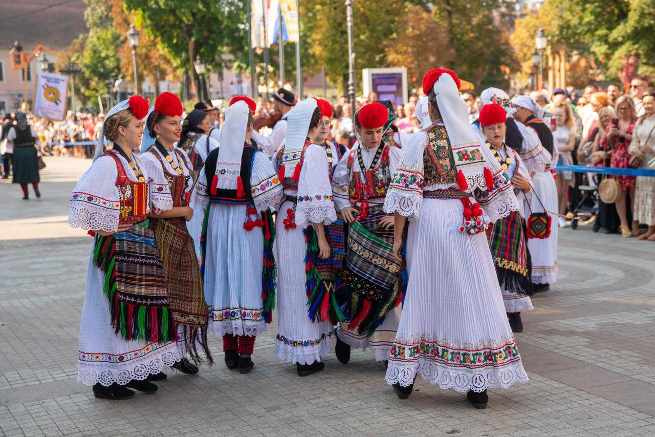 Vinkovci: Svečanim mimohodom završene su 58. Vinkovačke jeseni