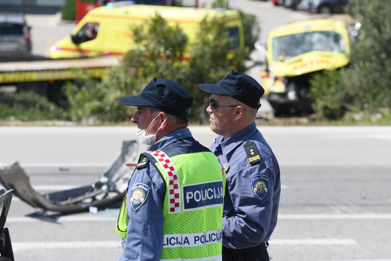 Šibenik: U prometnoj nesreći sudjelovalo nekoliko vozila i hitna pomoć