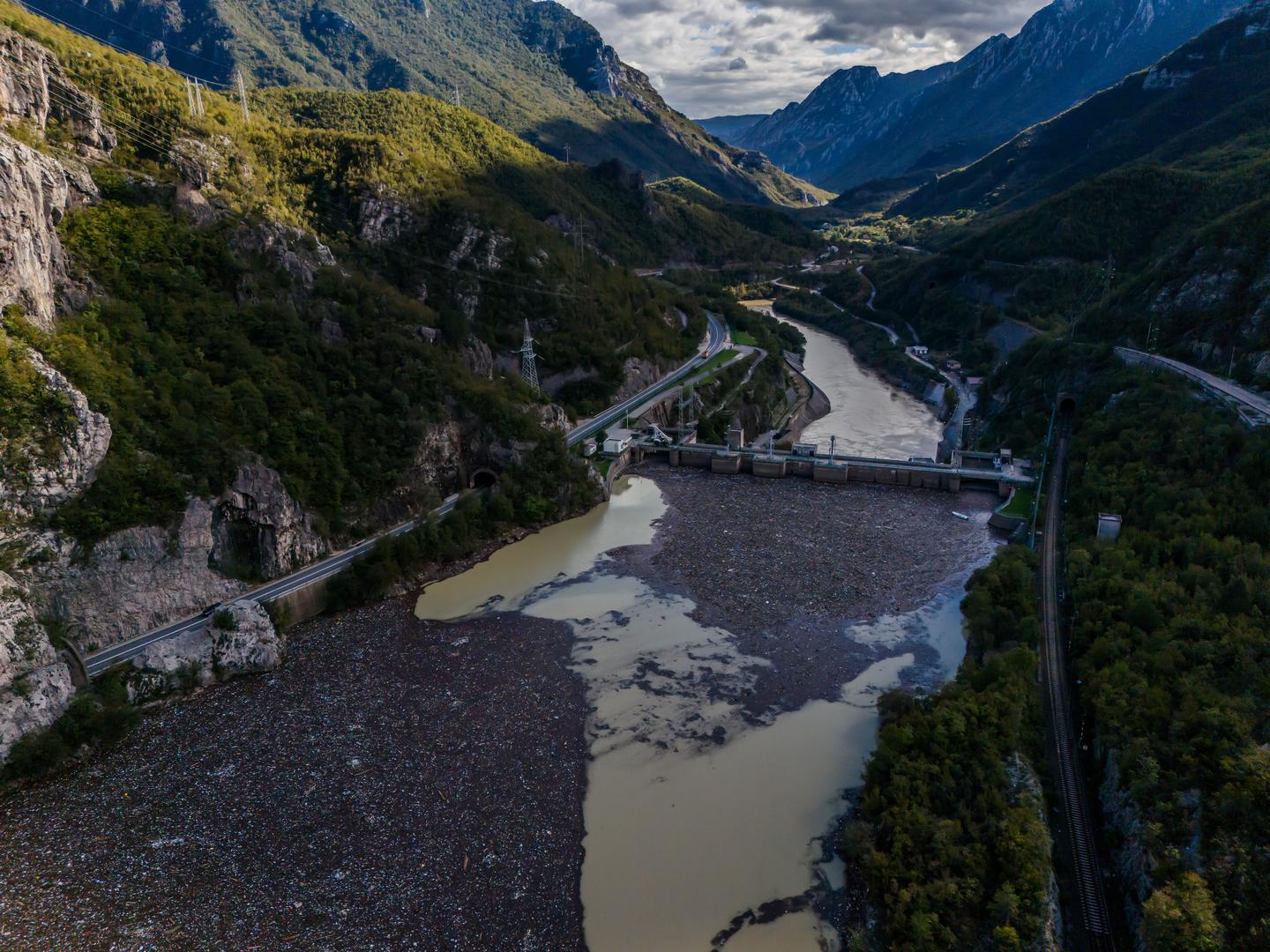 Zbog obilnih padalina i poplava u Bosni i Hercegovini Neretva u Mostaru promijenila je boju te više nije zelena, nego smeđa i zamućena.