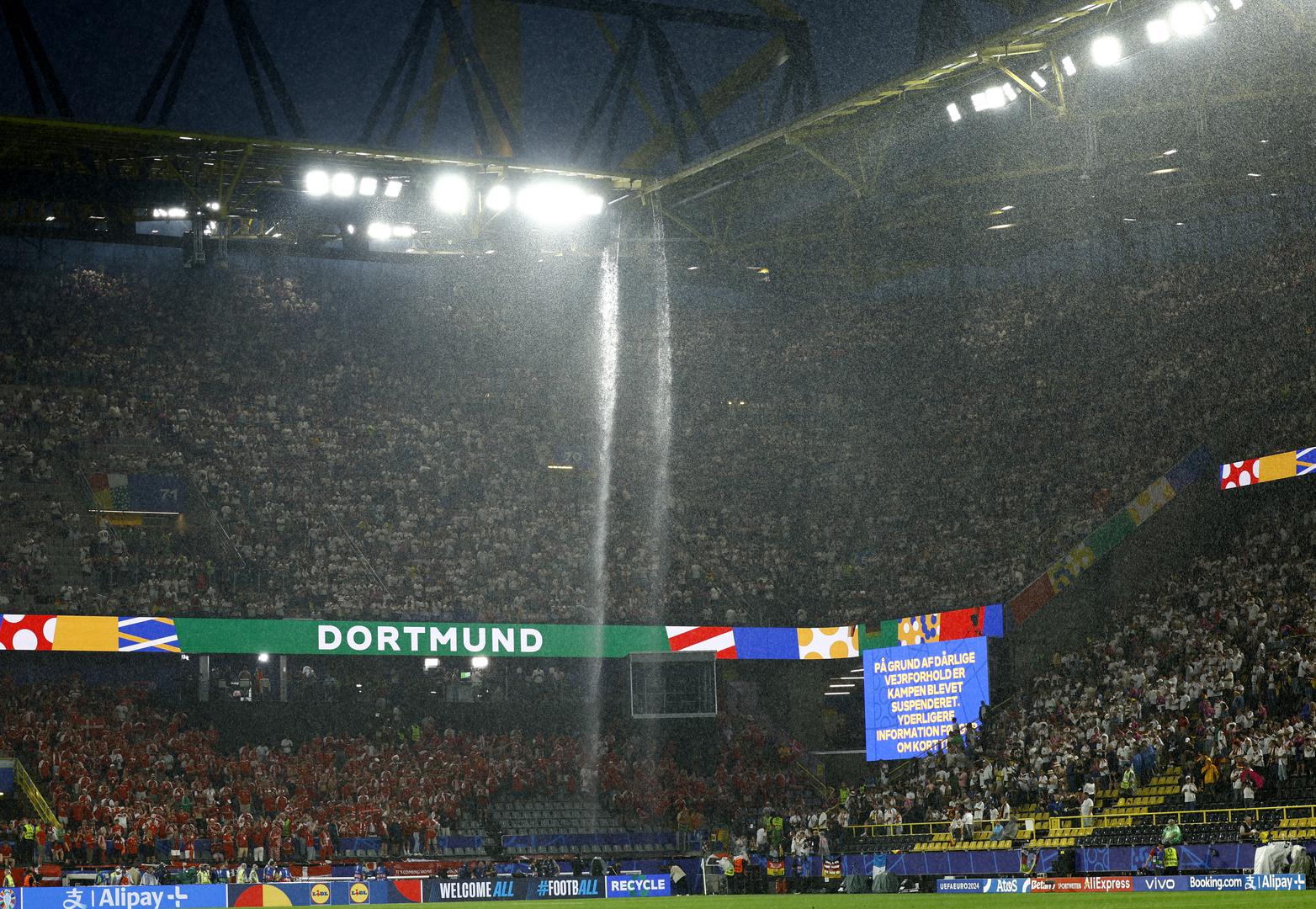 Nakon što se iznad BVB stadiona prolomila grmljavina i pojavila munja, sve to praćeno snažnim pljuskom, glavni sudac dvoboja, Englez Michael Oliver odlučio je povući igrače s travnjaka.
