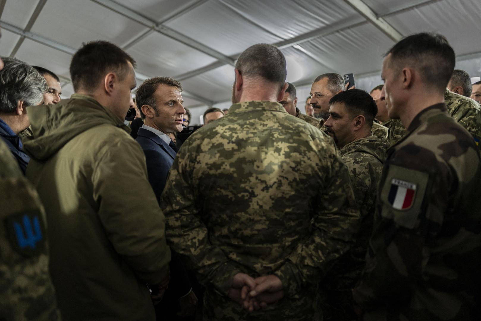 Le président Emmanuel Macron visite un camp militaire où viennent se former des combattants d'Ukraine dans l'est de la France le 9 octobre 2024. © Eliot Blondet / Pool / Bestimage French President Emmanuel Macron speaks with Ukrainian soldiers (and French soldiers) during a visit in a military camp, for the first time since France has trained Ukrainian troops for the country’s fight against the Russian invasion, in eastern France on October 9, 2024. Photo: Eliot Blondet / Pool / Bestimage/BESTIMAGE