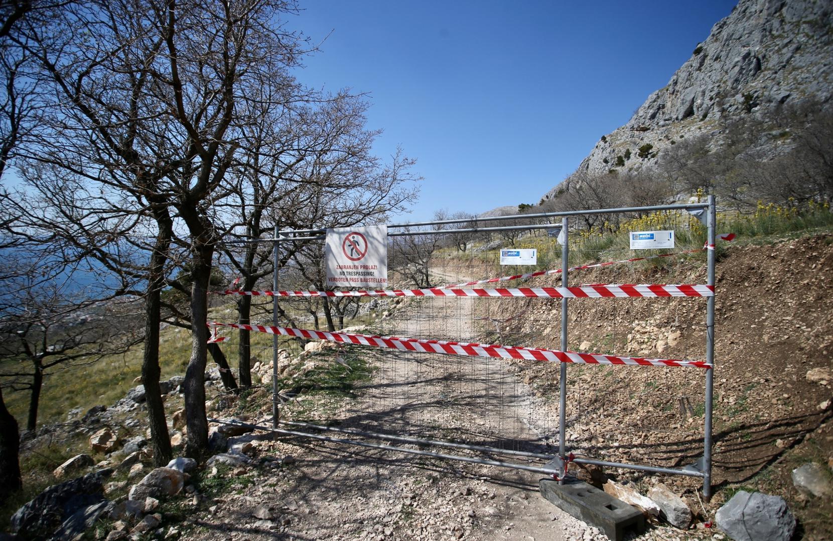 04.04.2020., Split - Zatvoren zaobilazni makadamski put izmedju Krila i Gornje Podstrane koji su pojedincki koristili kao alternativu nakon uvodjenja kontrolnog punkta u Mutograsu na cesti izmedju Omisa i Splita koji je postavljen u svrhu smanjenja opasnosti od sirenja koronavirusa. Photo: Ivo Cagalj/PIXSELL