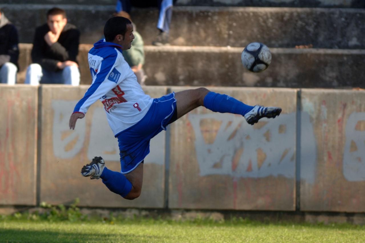 'sport,18.11.08-Split,Poljud-pomocno igraliste u Poljudu hajduk 2 i Dugoplje prijateljski nogometni susret.Ze Anderson Brazilac. Snimio:Tino Juric nogomet,Hajduk,'