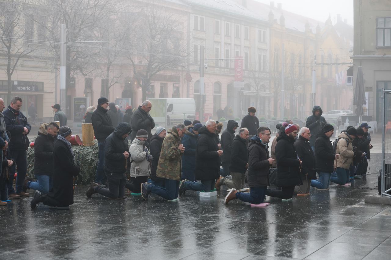 Osijek: Molitelji ispred konkatedrale uz performans ''Tiha misa''