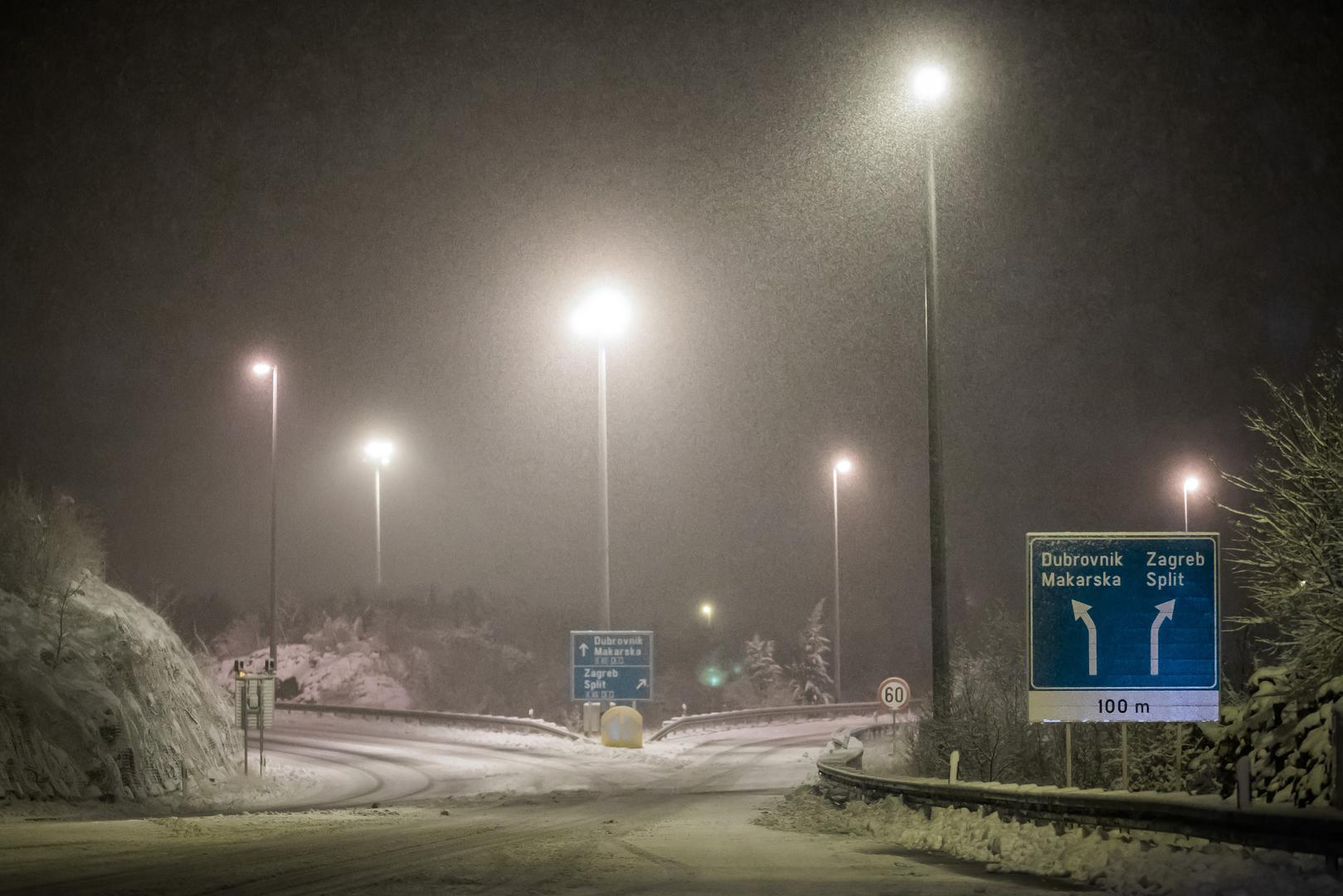  Snijeg je snimljen u Dugopolju Bisku, naselju u sastavu Trilja u Splitsko-dalmatinskoj županiji. 