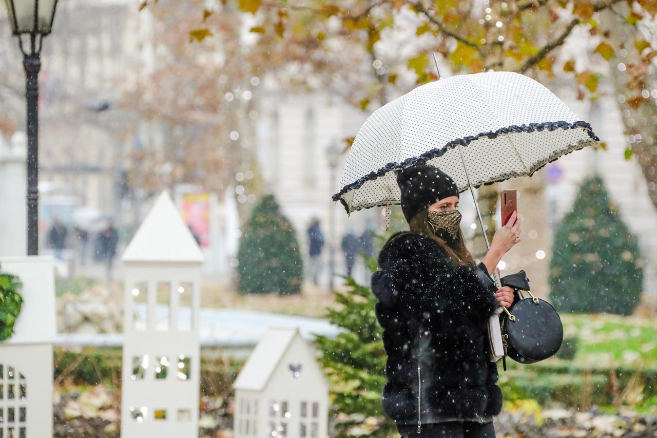 Prve pahulje snijega ove zime razveselile Zagrepčane