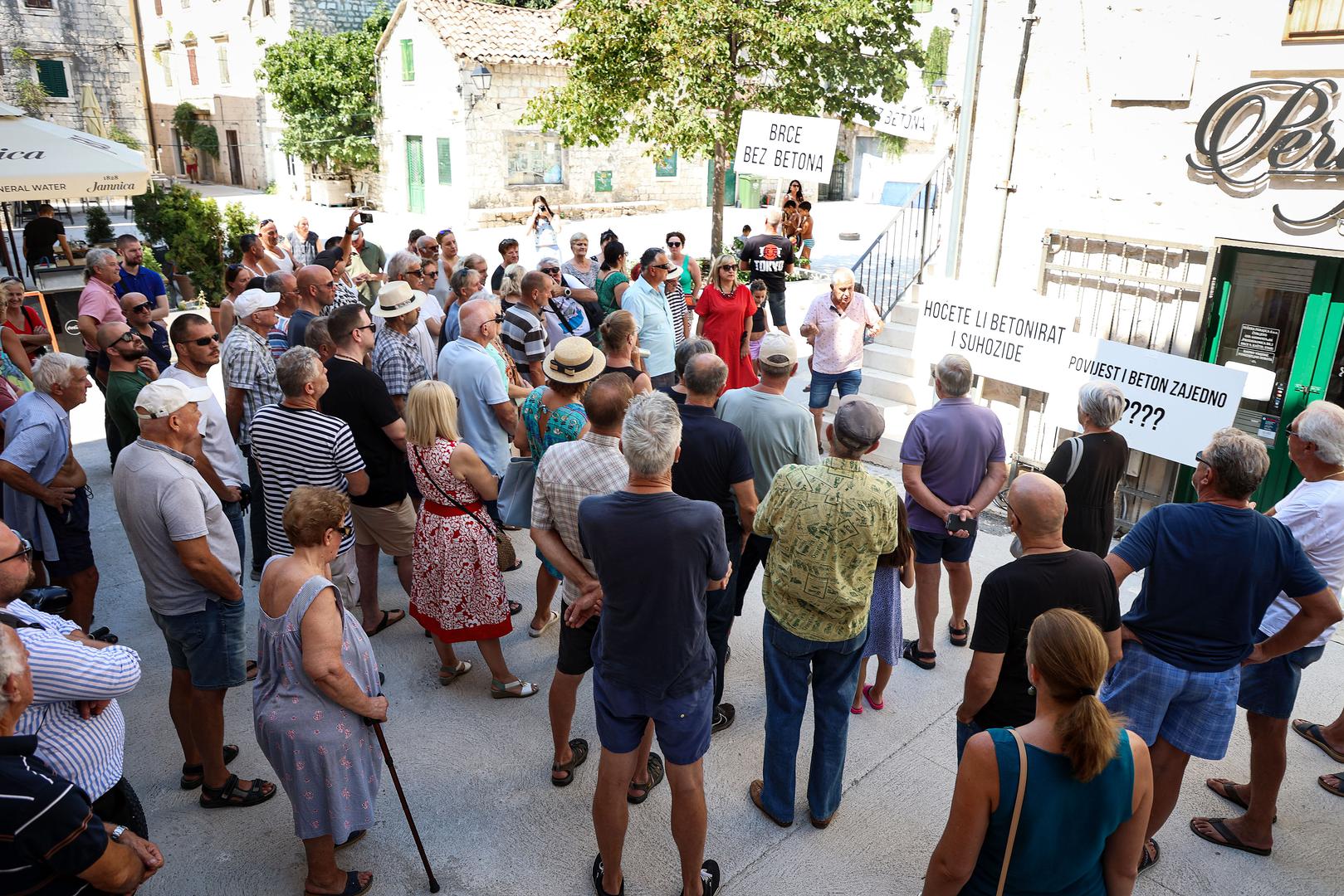 04.09.2024.,Kastel Luksic - Centar mjesta njihov trg takozvano Brce dobilo je novi sjaj i to betonski proti svega se mjestani obliznjih kamenih kuca bune. Mjestani moraju zvat konzervatore za svaku promjenu na vlastitoj kuci a onda im drzava unisti okucnicu. Photo: Ivana Ivanovic/PIXSELL