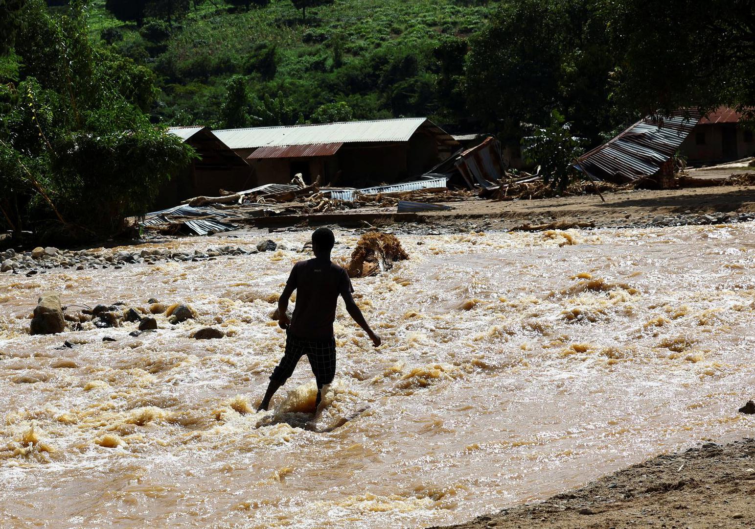 A man crosses over a flooded area in Muloza on the border with Mozambique after the tropical Cyclone Freddy, around 100 km outside Blantyre, Malawi, March 18, 2023. REUTERS/Esa Alexander Photo: ESA ALEXANDER/REUTERS