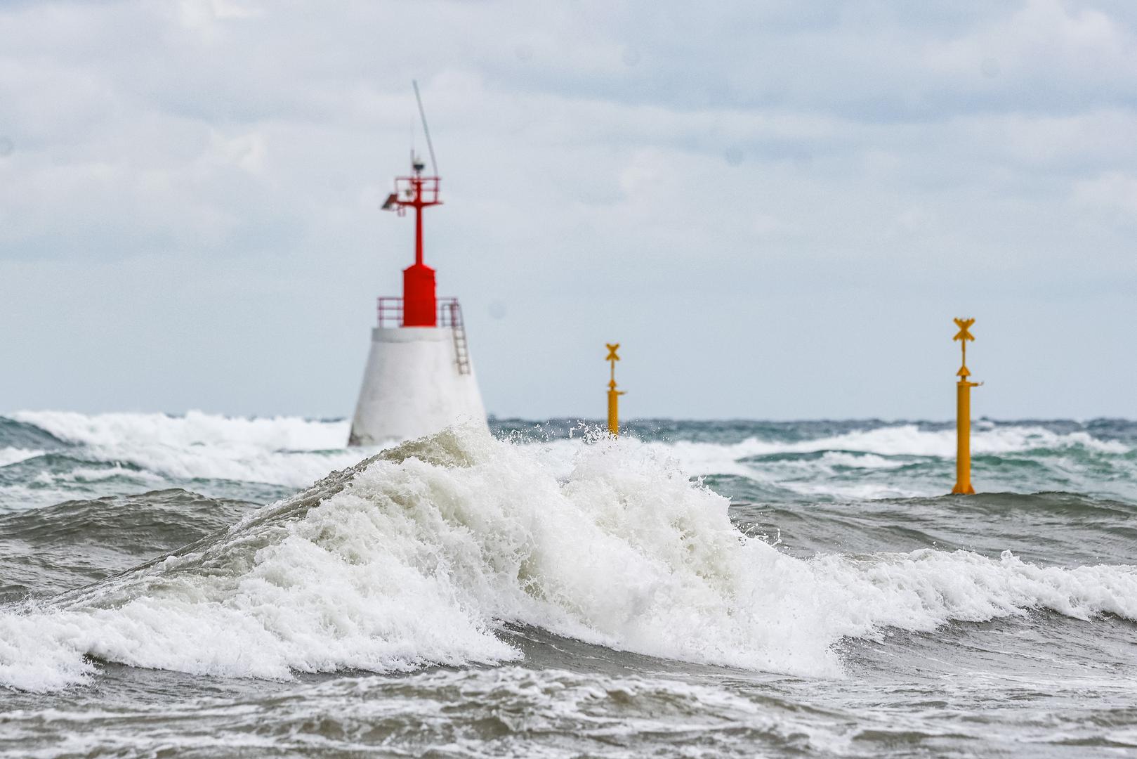 12.09.2024., Umag - Kisa je prvo potopila neke dijelove Umaga, a poslije je jak vjetar izmamio znatizeljne turiste i surfere na more. Photo: Srecko Niketic/PIXSELL