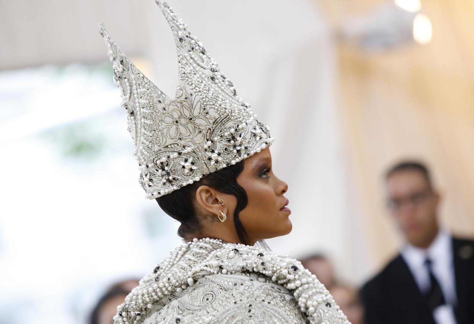 Rihanna je bila provokativnija odjenuvši kreaciju modne kuće Maison Margiela za koju su inspiracija očito bile biskupske i papinske kapice. 