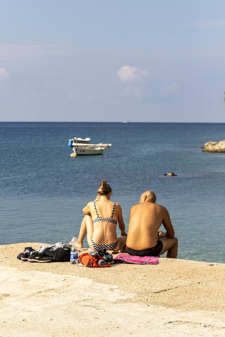 Vjetar slab i umjeren jugozapadni i južni. Na Jadranu slabo i umjereno, ponegdje u noći i ujutro jako jugo s olujnim udarima, prolazno danju jugozapadnjak i zapadnjak