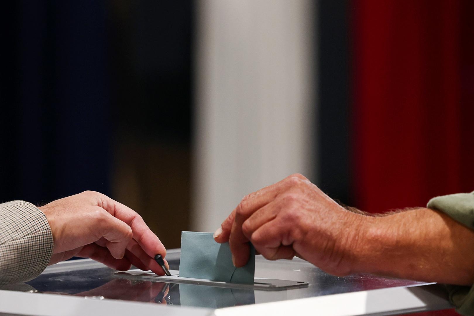 A voter casts their ballot, during the first round of the early French parliamentary elections at a polling station in Le Touquet-Paris-Plage, France, June 30, 2024. REUTERS/Yara Nardi Photo: YARA NARDI/REUTERS