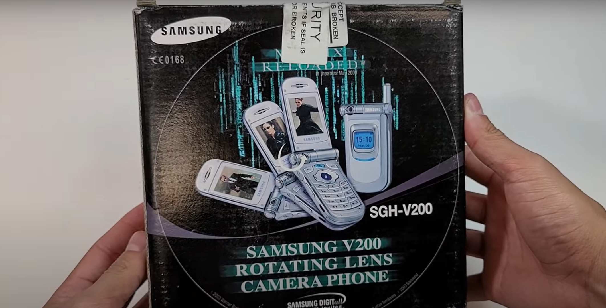 Prvi telefon s kamerom predstavljen je 2000. Samsungov telefon s ugrađenom kamerom, SCH-V200, pušten je u prodaju u Južnoj Koreji u lipnju 2000. Njegova kamera mogla je snimiti 20 fotografija, ali je morala biti spojena na računalo kako bi im korisnici mogli pristupiti, prema Digital Trends. 