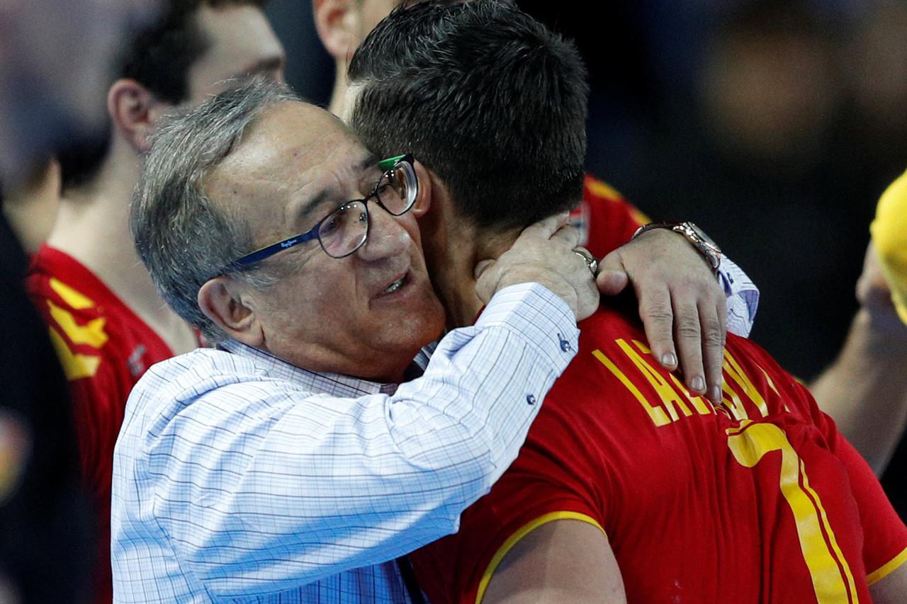 Men's Handball - Macedonia v Iceland - 2017 Men's World Championship Main Round - Group B - Arenes de Metz, Metz, France - 19/01/17 - Macedonia's head coach Lino Cervar congratulates his player Kiril Lazarov after their match.  REUTERS/Vincent Kessler