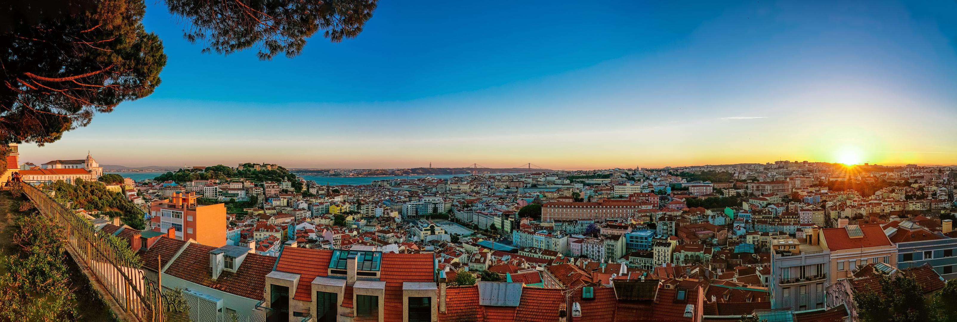 Ovaj grad je smješten na zapadnoj obali Europe, poznat po svojim povijesnim četvrtima, brežuljkastim ulicama i predivnoj obali rijeke Tejo.