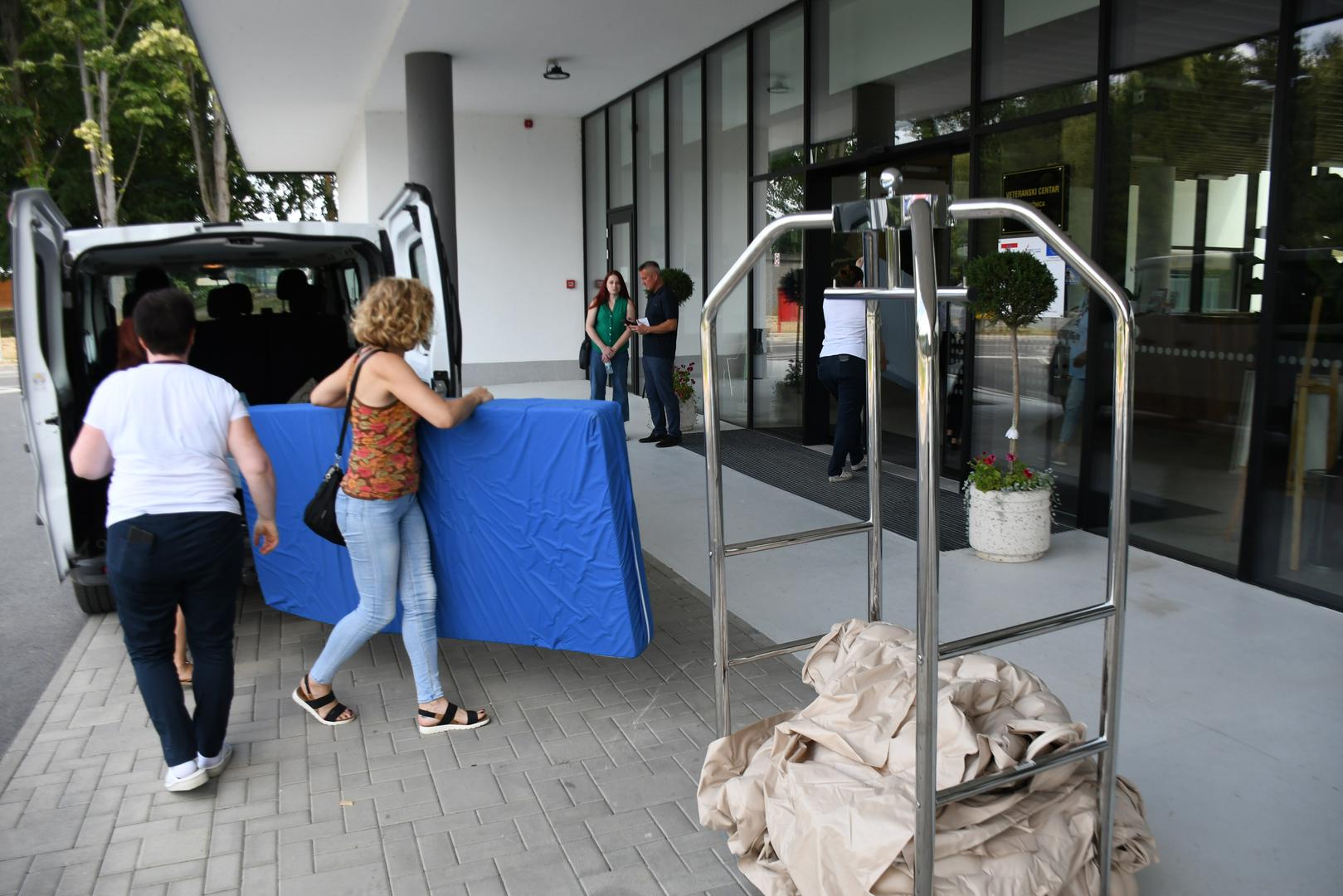 23.07.2024., Daruvar - Dan nakon masakra u daruvarskom Domu za starije i nemocne kada je  muskarac, bivsi vojni policajac, Kresimir Pahoki usetao u Dom,  poceo pucati i ubio 6 osoba i nekolicinu ranio. Za sutra, srijedu, u Gradu Daruvaru su odlucili proglasiti Dan zalosti . U daruvarskom Veteranskom centru smjesteno je 13 prezivjelih sticenika doma, a jos i danas su dopremane i prebacivane stvari iz Doma u centar. Dren Stocek, voditelj Veteranskog centra Photo: Damir Spehar/PIXSELL