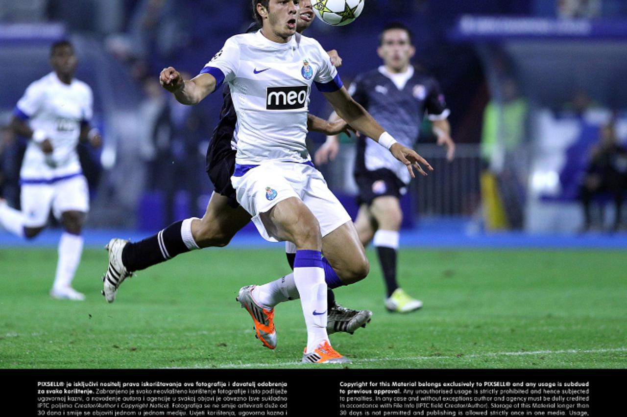 '18.09.2012., Zagreb,  Stadion Maksimir - Nogometna utakmica 1. kola UEFA Lige prvaka. GNK Dinamo - FC Porto.  Adrian Calello, Kleber.  Photo: Goran Stanzl/PIXSELL'