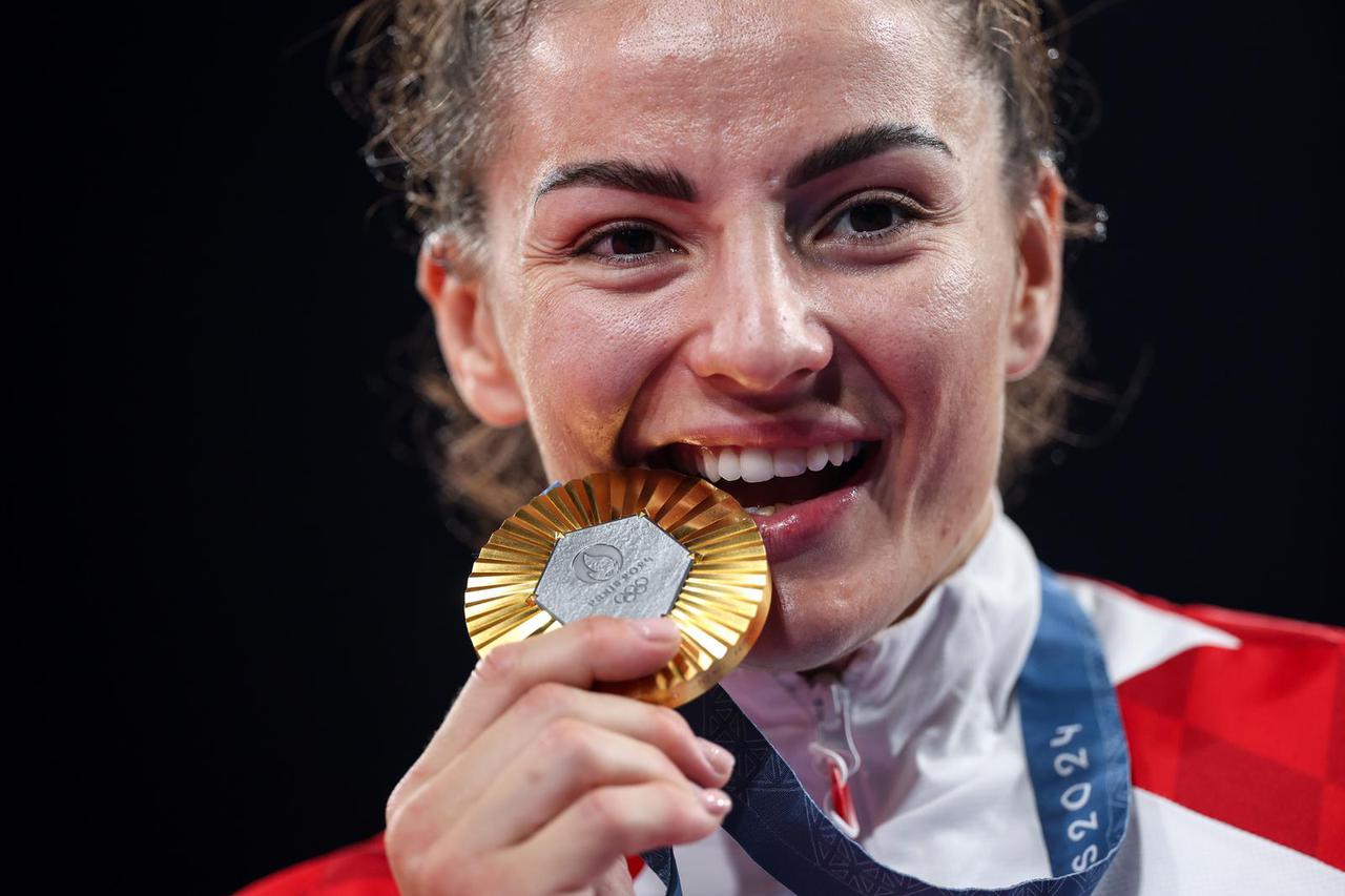 Barbara Matić na pobjedničkom postolju tijekom dodjele medalja u judu na Olimpijskim igrama u Parizu