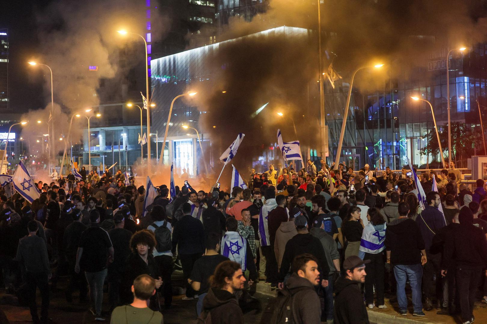 Protesters surround a burning fire during a demonstration against Israeli Prime Minister Benjamin Netanyahu and his nationalist coalition government's plan for judicial overhaul, in Tel Aviv, Israel, March 27, 2023. REUTERS/Itai Ron  NO RESALES. NO ARCHIVES Photo: Stringer/REUTERS