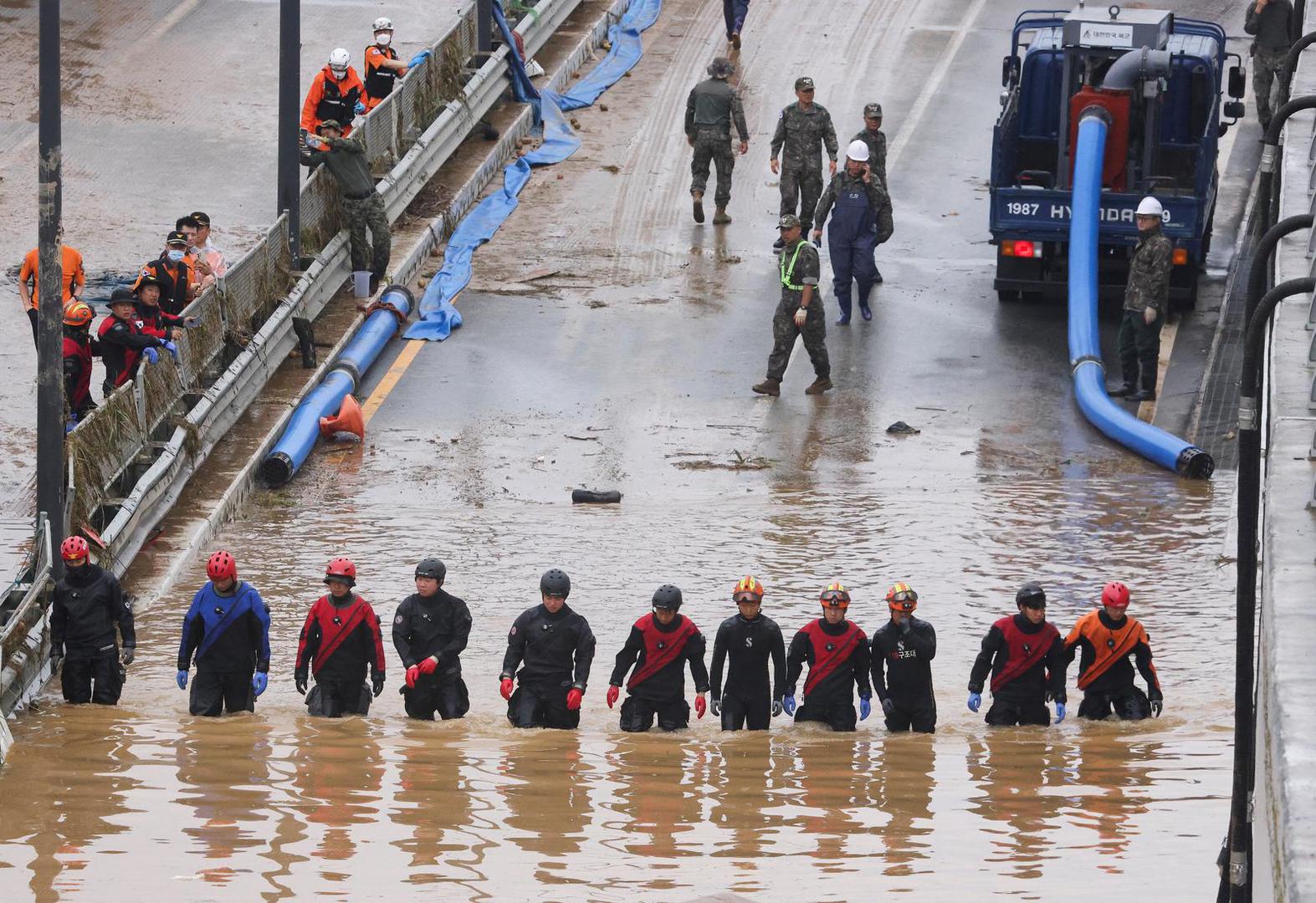 Rescue workers look for victims during a search and rescue operation near an underpass that has been submerged by a flooded river caused by torrential rain in Cheongju, South Korea, July 16, 2023.   REUTERS/Kim Hong-ji Photo: KIM HONG-JI/REUTERS