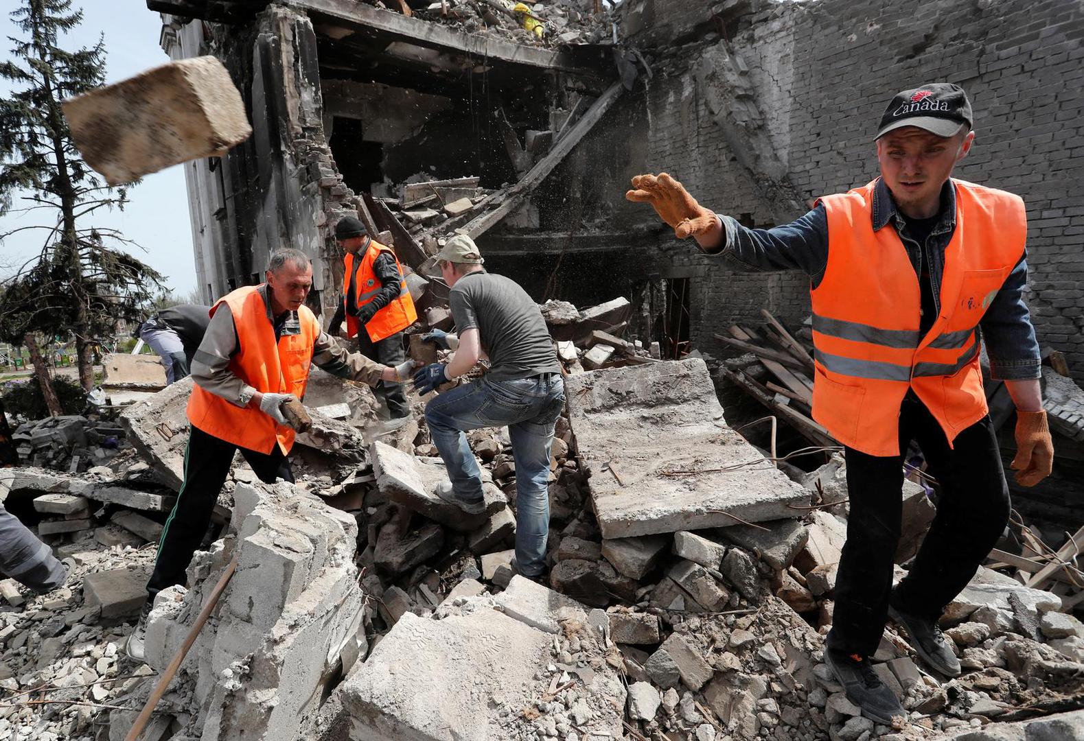 Emergency management specialists and volunteers remove the debris of a theatre building destroyed in the course of Ukraine-Russia conflict in the southern port city of Mariupol, Ukraine April 25, 2022. REUTERS/Alexander Ermochenko Photo: Alexander Ermochenko/REUTERS