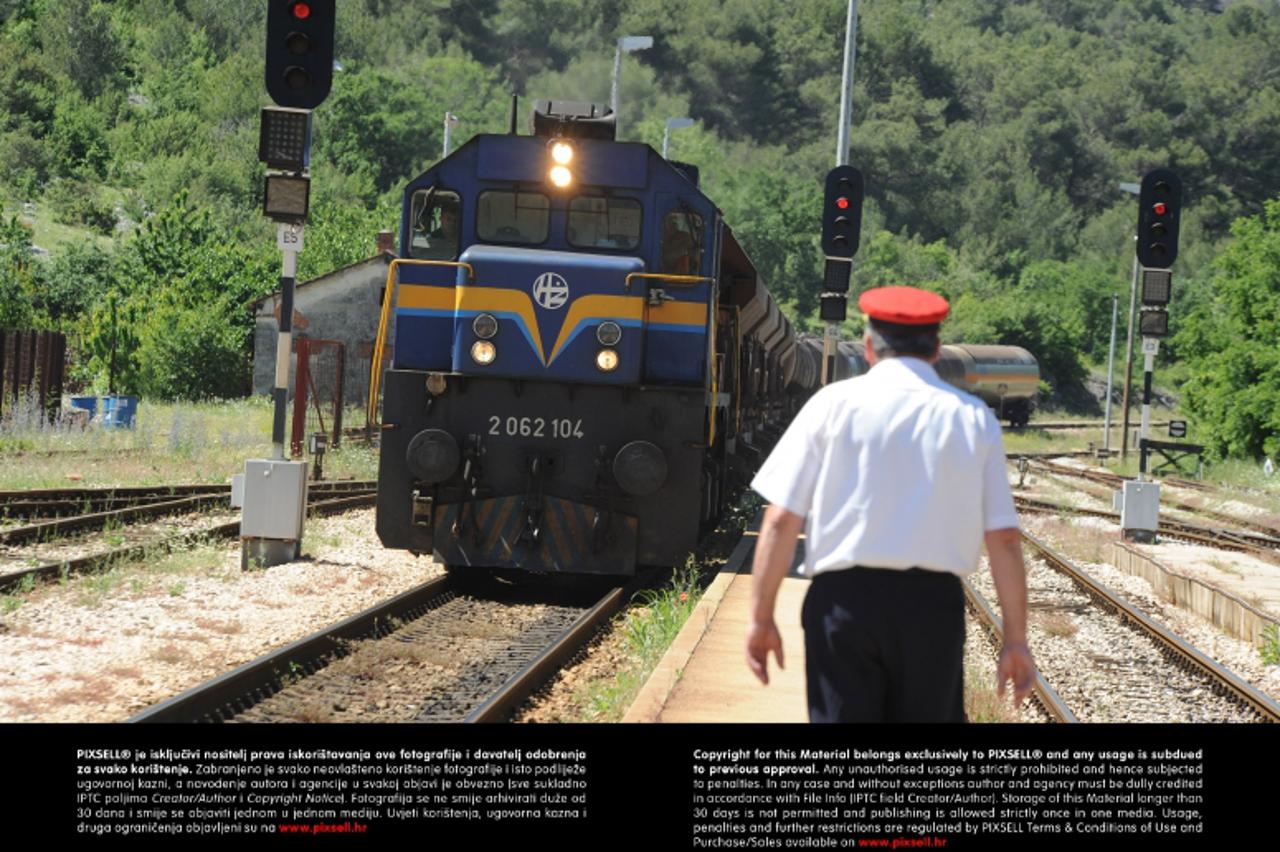 '15.04.2013., Sibenik - Zbog strajka upozorenje tocno u podne zaustavljeni su svi HZ Cargo teretni vlakovi. Strajk je organiziran u cijeloj Hrvatskoj, a trajati ce od 12-14 sati Photo: Hrvoje Jelavic/