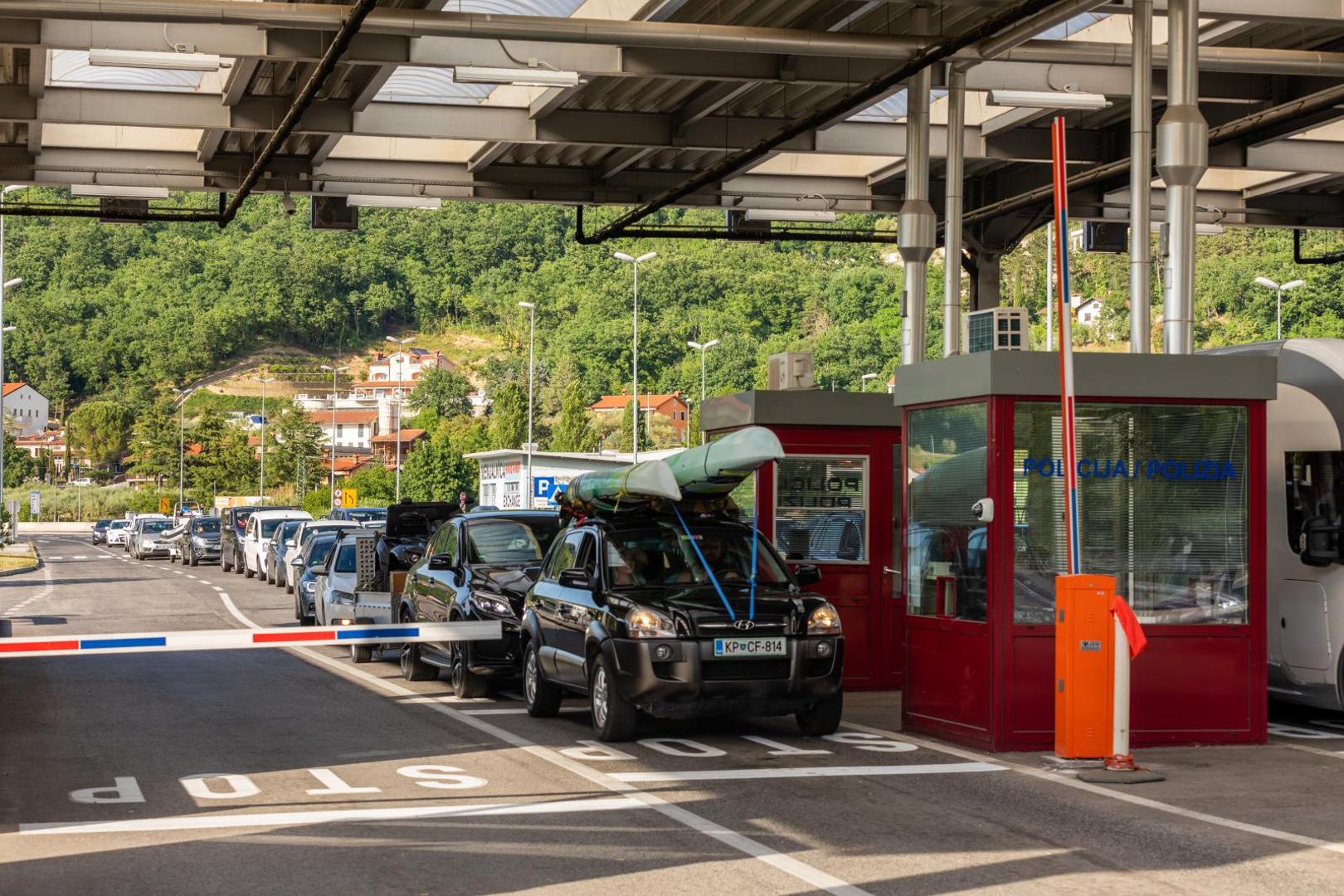 22.05.2020.. Plovanija - Strani drzavljani ulaze u Hrvatsku na granicnom prijelazu Kastel.
Photo: Srecko Niketic/PIXSELL