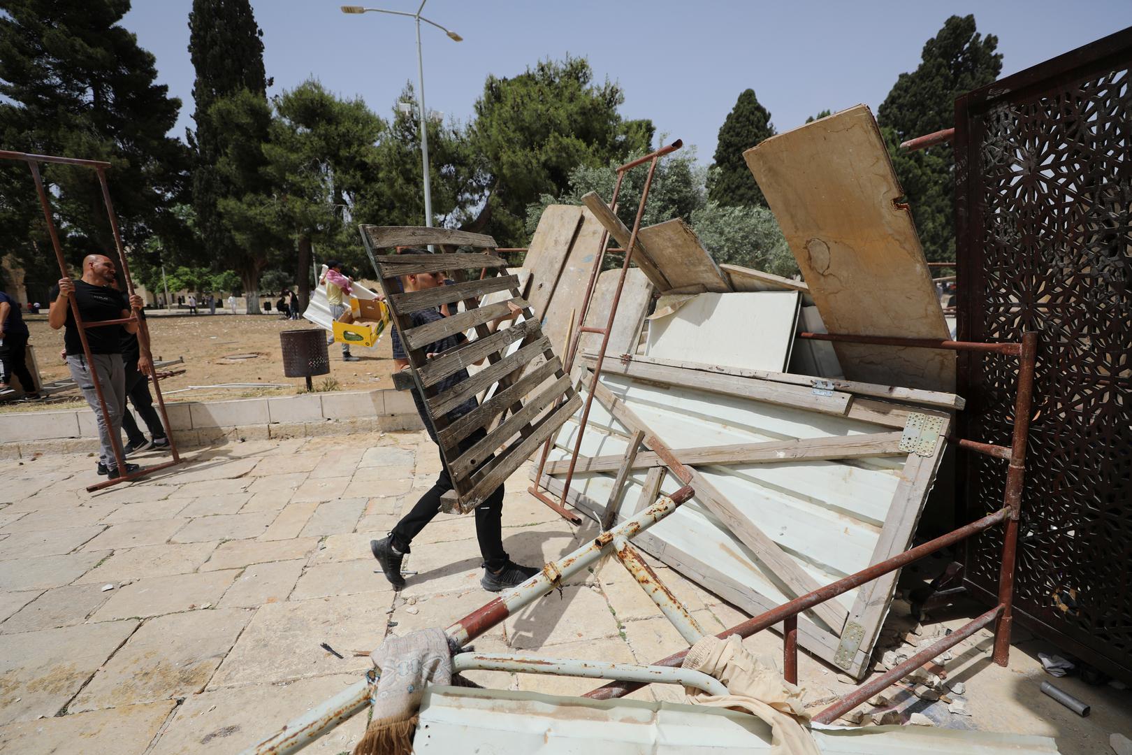 Violence flares at al-Aqsa mosque as Israel marks Jerusalem Day Palestinians build a make-shift barrier following clashes with Israeli police at the compound that houses al-Aqsa Mosque, known to Muslims as Noble Sanctuary and to Jews as Temple Mount, in Jerusalem's Old City May 10, 2021. REUTERS/Ammar Awad AMMAR AWAD