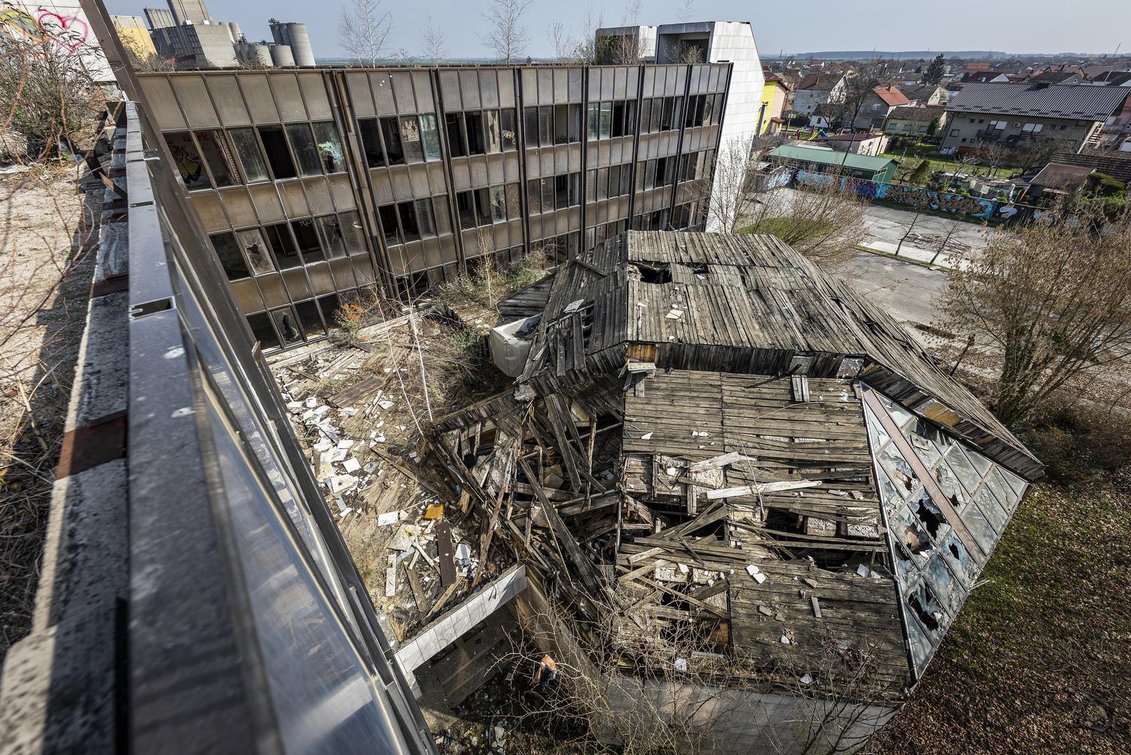 06.03.2024., Djakovo - Nekadasnja upravna zgrada PIK-a u Djakovu poznata kao Mimoza (sto je kratica od ''mimo zakona'', jer je navodno sagradjena bez gradjevinske dozvole). Potpuno devastiranu, unistenu i neupotrebljivu zgradu drzava je poklonila Djakovu da je urede. Photo: Davor Javorovic/PIXSELL