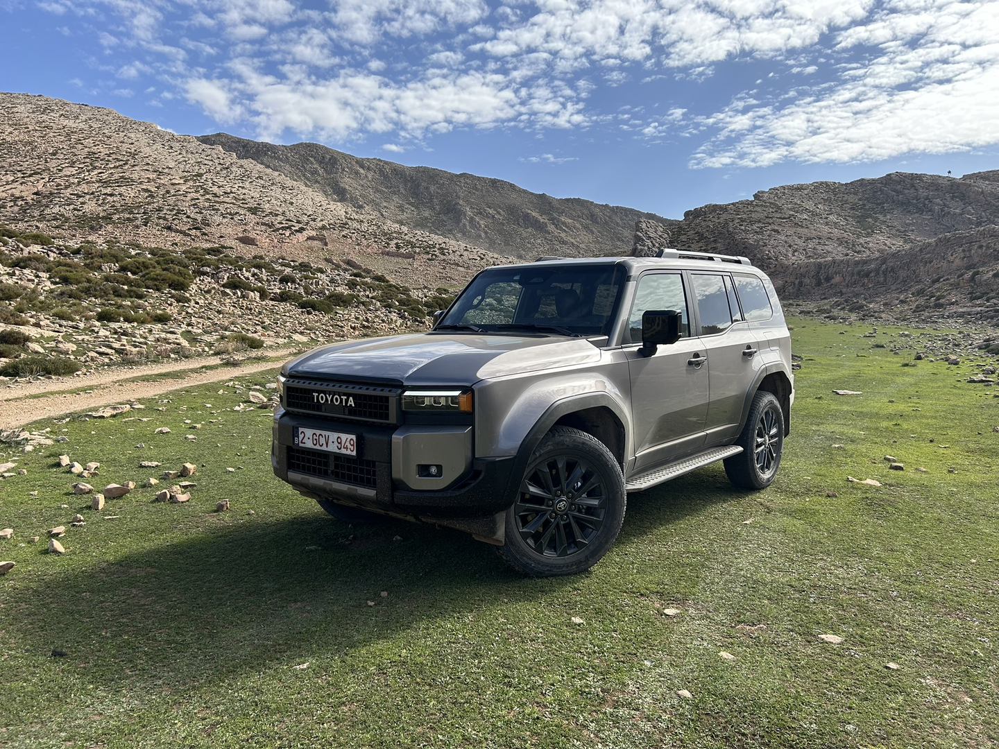 Automobil je 492,5 cm dug, širok je 198 cm te je 193,5 cm visok. Razmak među osovinama iznosi mu 285 cm.