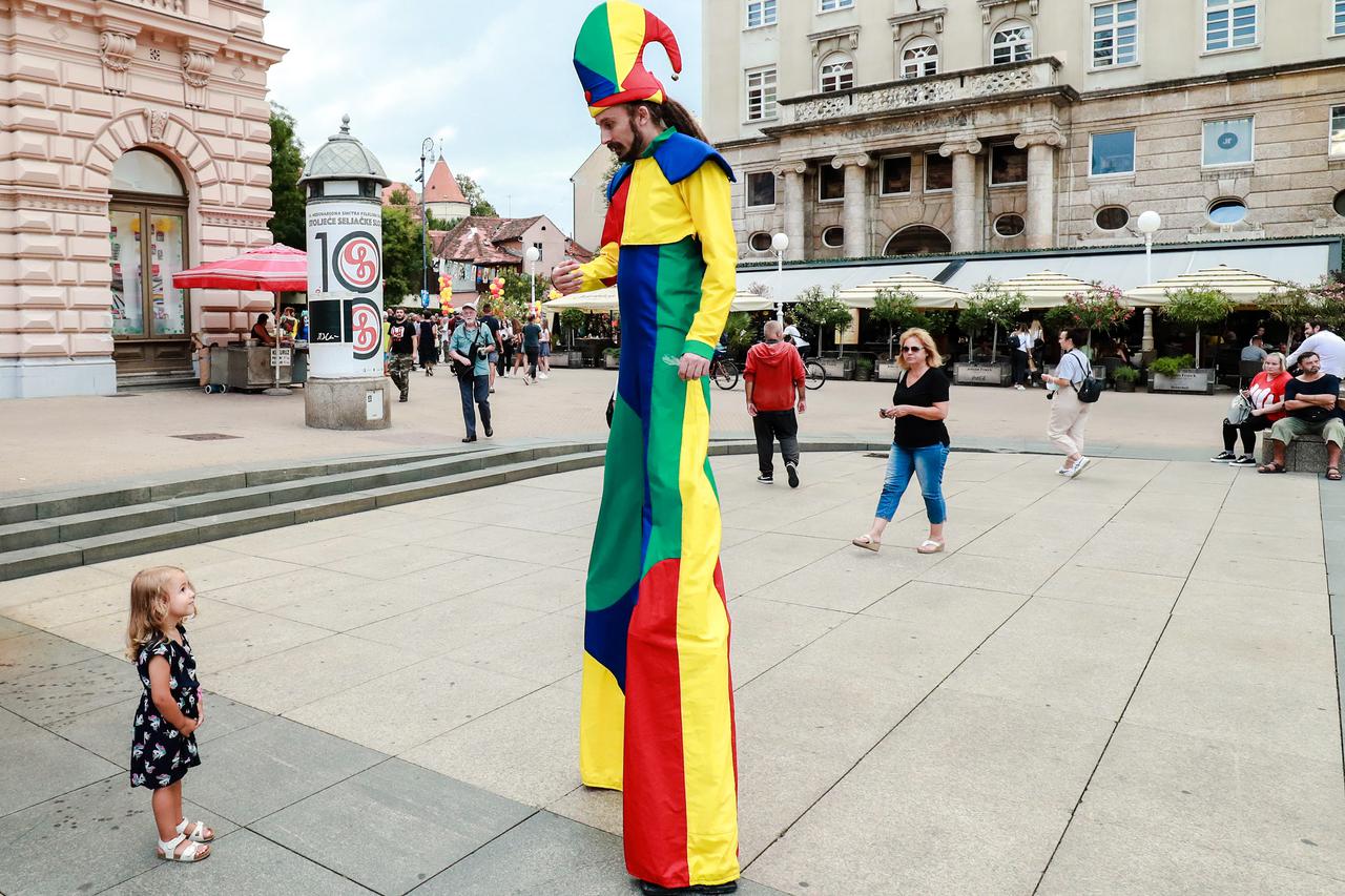 Zagreb: Djevojčica sa čuđenjem gledala kako je velik, šaren i veseo  ovaj gospodin