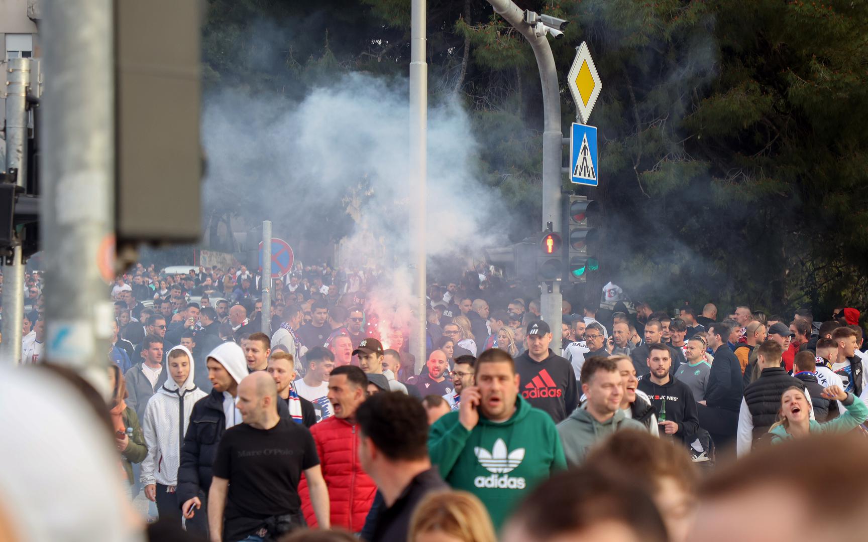 Gorjelo je na putu do stadiona i nekoliko baklju, a ne sumnjamo da će atmosfera na stadionu biti prava