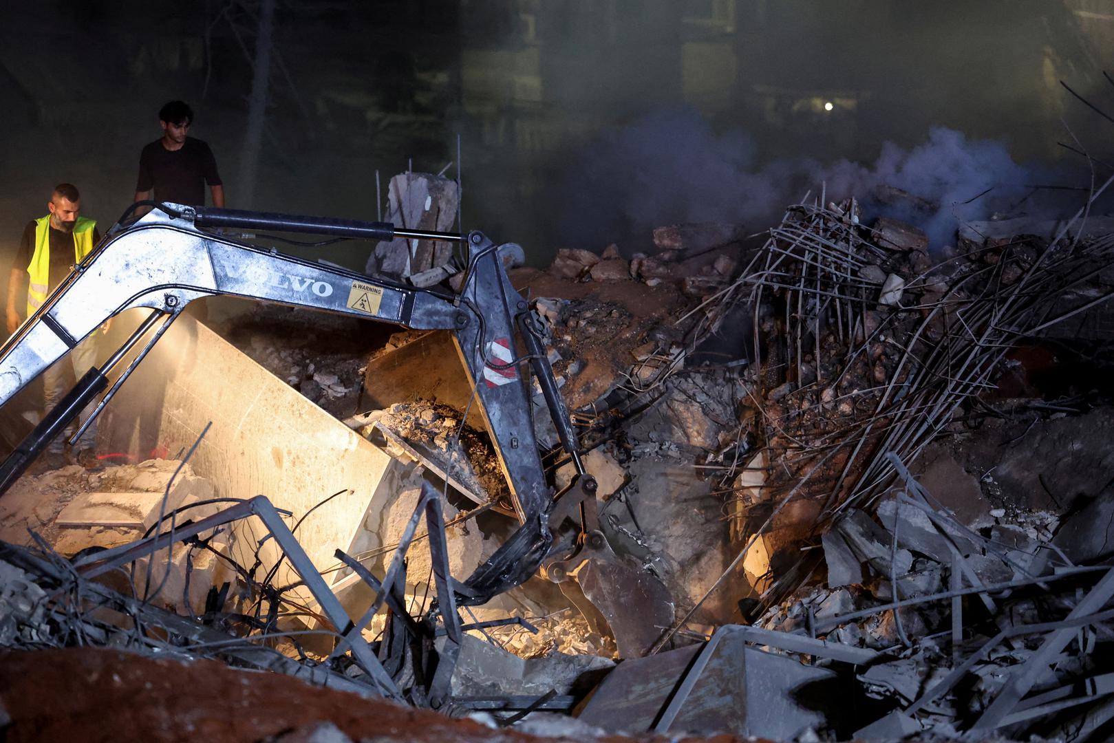 People inspect damage at the site of an Israeli strike, amid ongoing hostilities between Hezbollah and Israeli forces, in Beirut's southern suburbs, Lebanon September 27, 2024. REUTERS/Emilie Madi Photo: EMILIE MADI/REUTERS