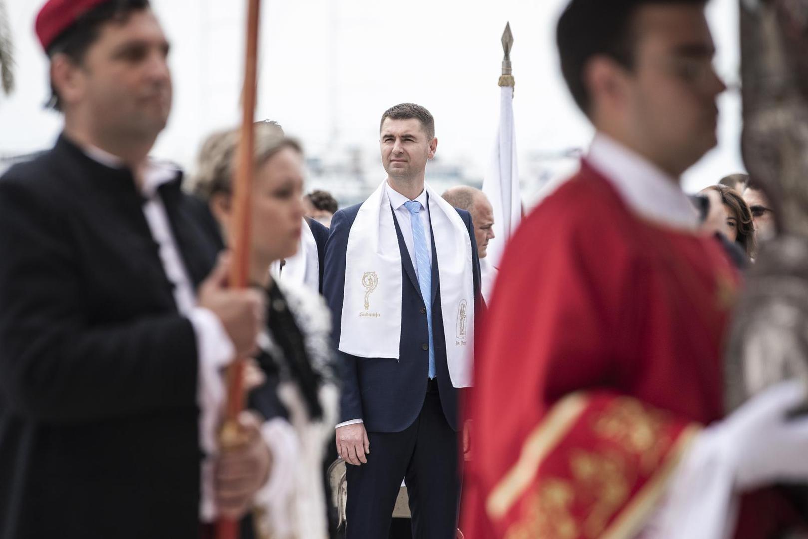 07.05.2022., Split - Na svetkovinu nebeskog zastitnika Splitsko-makarske nadbiskupije i grada Splita sv. Dujma, odrzala se tradicionalna procesija od Katedrale do prigodnog oltara na splitskoj Rivi. Na proslavi su kao izaslanici predsjednika Vlade RH sudjelovali ministrica kulture i medija Nina Obuljen Korzinek, te ministar gospodarstva i odrzivog razvoja Davor Filipovic.
Davor Filipovic
   Photo: Milan Sabic/PIXSELL