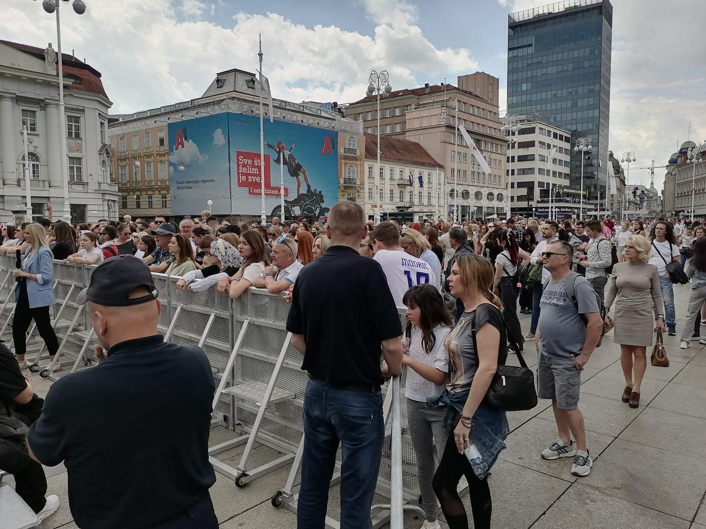 Do dolaska Baby Lasagne okupljene zabavlja Let 3, Tajči, Emilija Kokić...