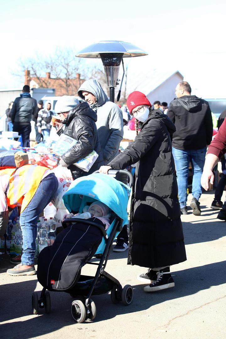 25.02.2022. Slovacka/ Vysne Nemetske- Granicni prijelaz izmedju Ukrajine i Slovacke. Sve vise izbjeglica iz ratom zahvacene Ukrajine prelazi u Slovacku gdje ih docekuje rodbina i humanitarci.Ruskinja Aleksandra Masutka.
 Photo: Boris Scitar/Vecernji list/PIXSELL