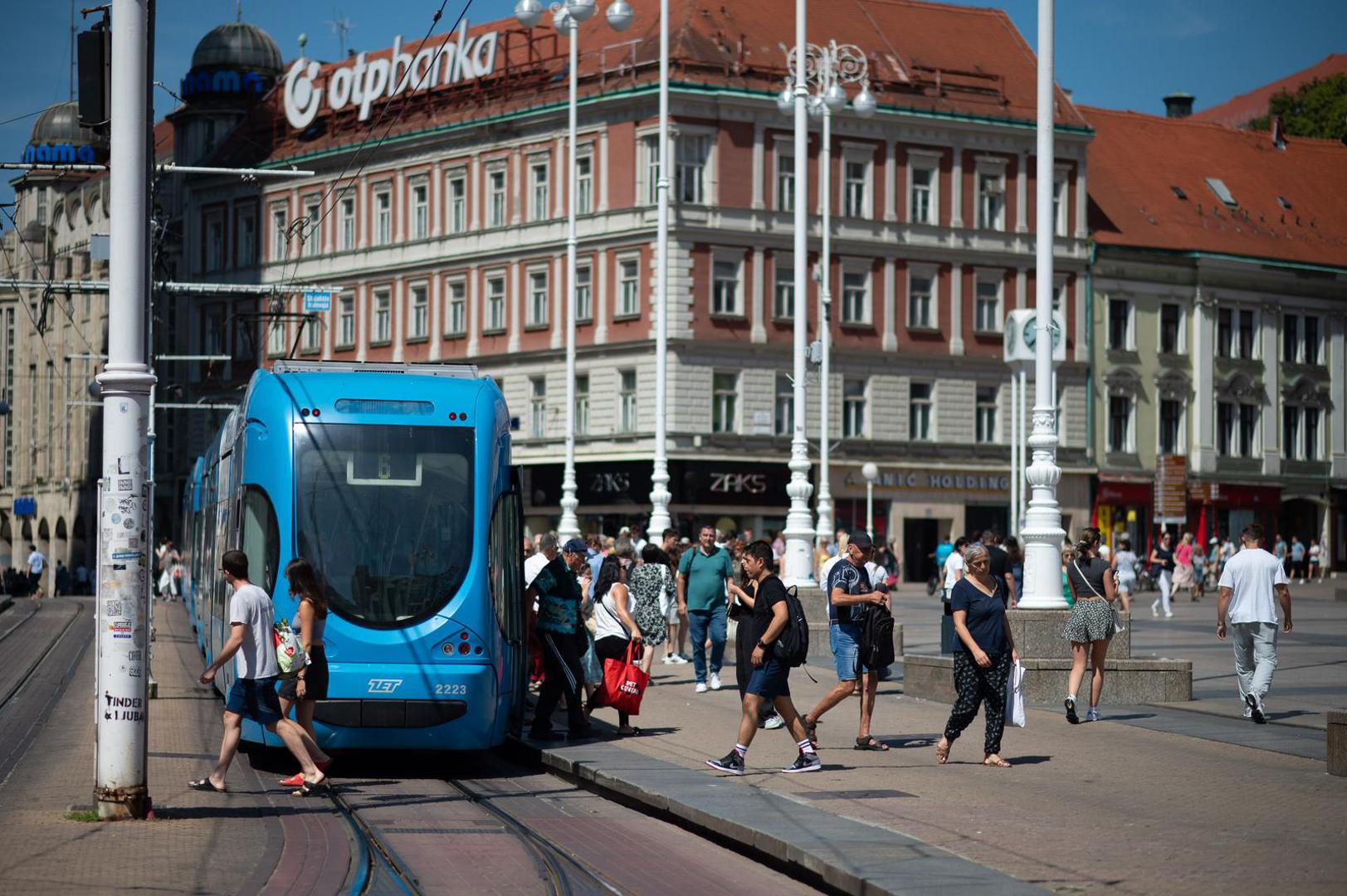 09.08.2024., Zagreb - Ponovno je stigao toplinski val, a gradani traze osvjezenje, skrivaju se u hladovinu, suncaju se i ne izlaze bez sesira. Photo: Marko Juric/PIXSELL