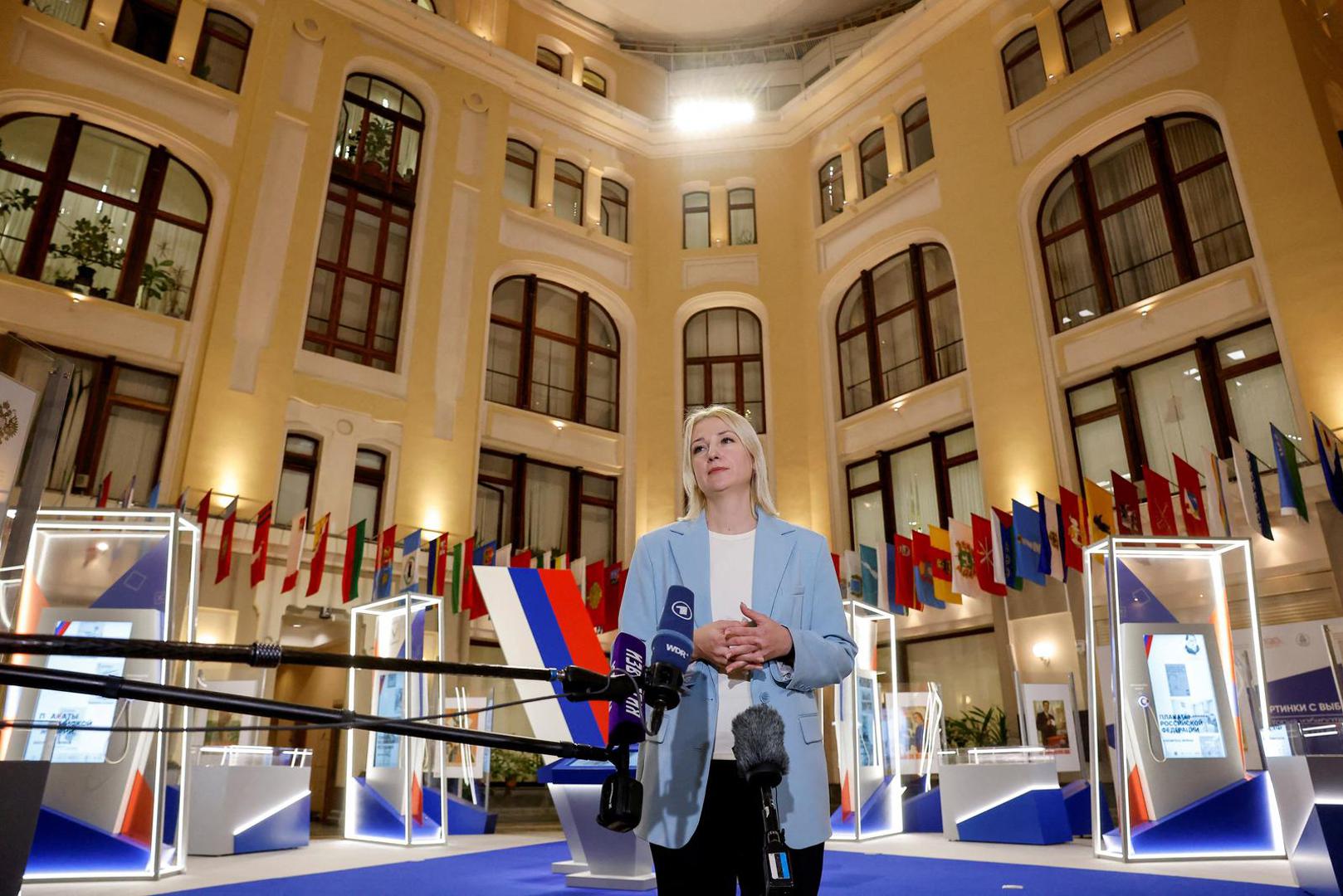 FILE PHOTO: Yekaterina Duntsova, a former regional journalist who plans to run for Russian president in the March 2024 election, speaks with journalists after meeting officials of the Central Election Commission to submit documents at an office in Moscow, Russia, December 20, 2023. REUTERS/Maxim Shemetov/File Photo Photo: MAXIM SHEMETOV/REUTERS